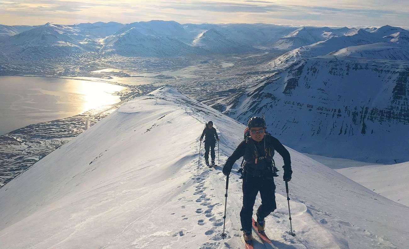 crête en ski de randonnée en islande dans la péninsule des trolls sous le soleil