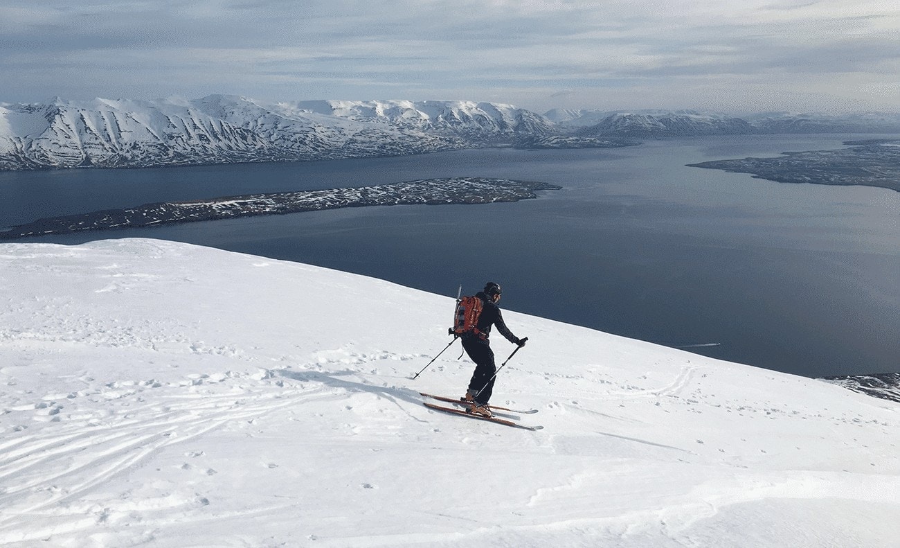 descente ski de randonnée avec vue sur fjord en islande