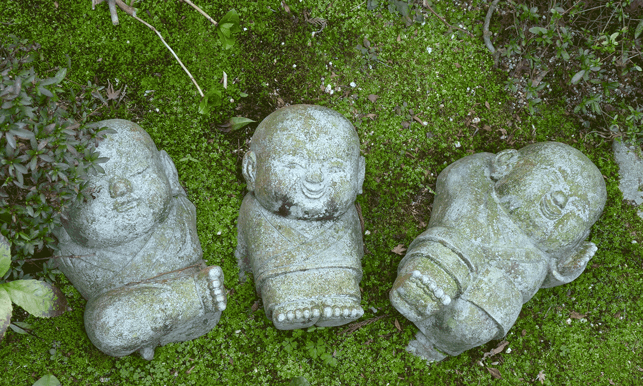 trois statuettes bouddhistes sur la randonnée du mont misen