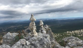 cairns sur le parcours du Pic Saint-Loup par la crête