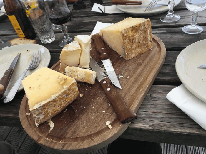 fromage d'aubrac dans buron en sortie VTT sur l’Aubrac